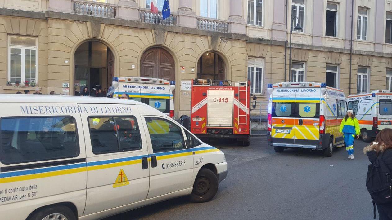 Spray al peperoncino, evacuato il Vespucci: in sette al pronto soccorso
