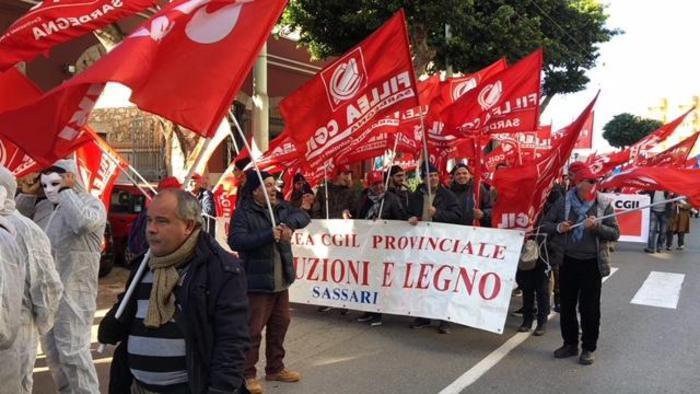 Il corteo dei lavoratori edili a Cagliari (foto ansa)