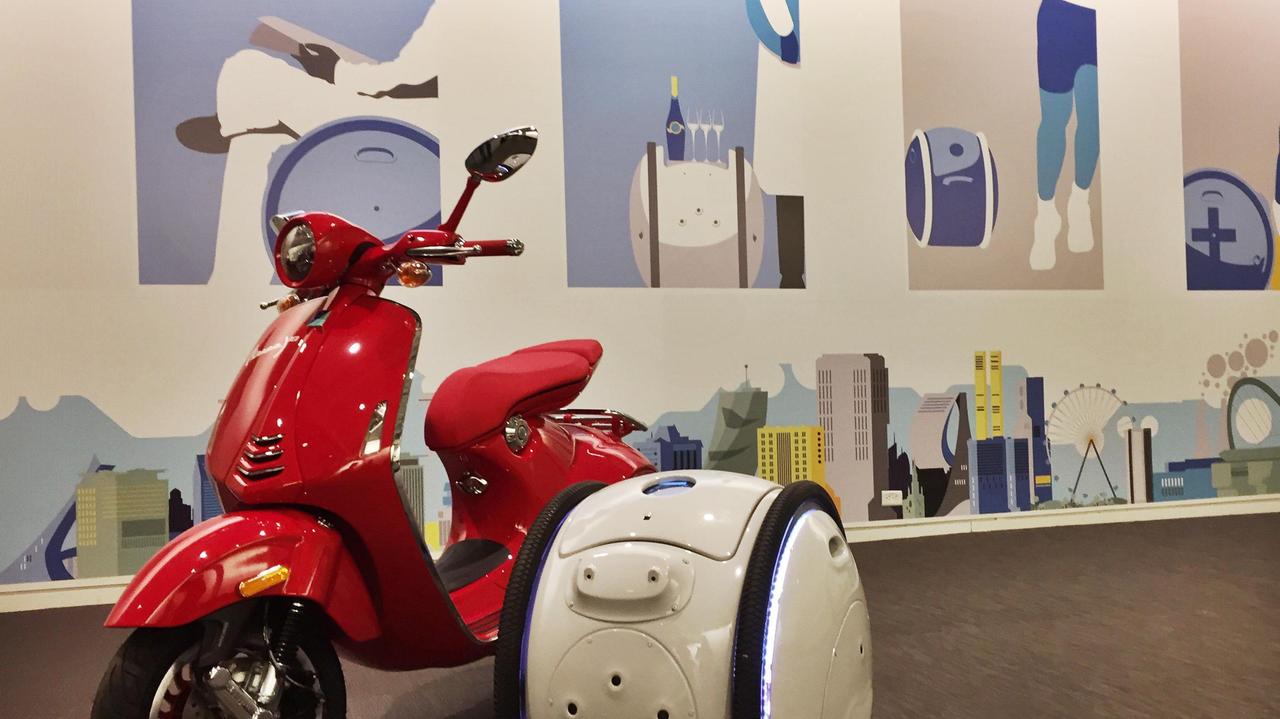 Gita, la valigia robotica, accanto a una Vespa