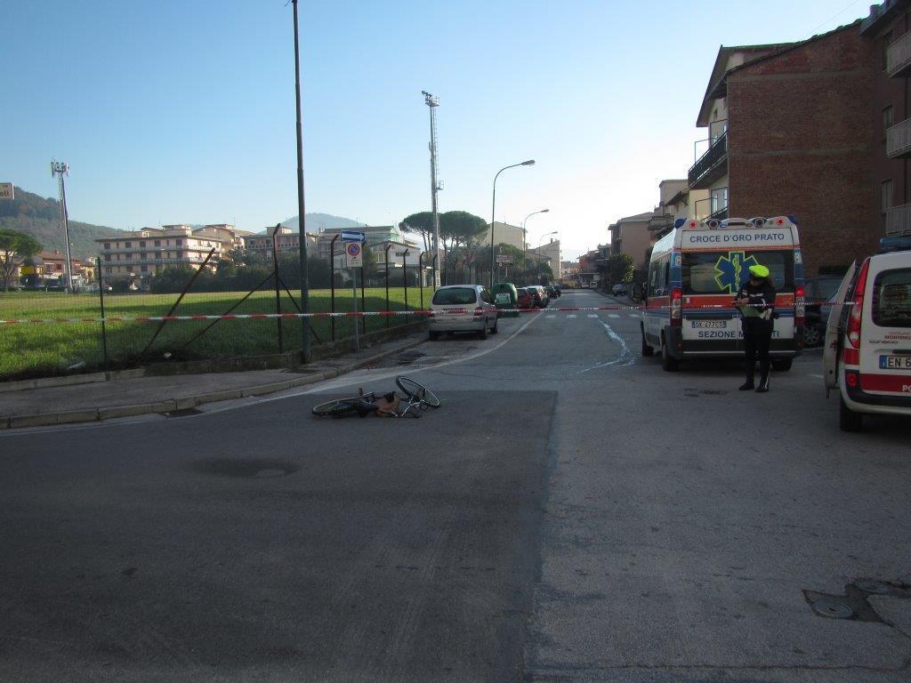 La scena dell'incidente, a terra la bicicletta della donna investita