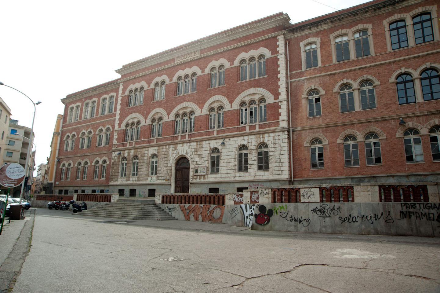 La scuola Riva nella piazza Garibaldi prima dei lavori