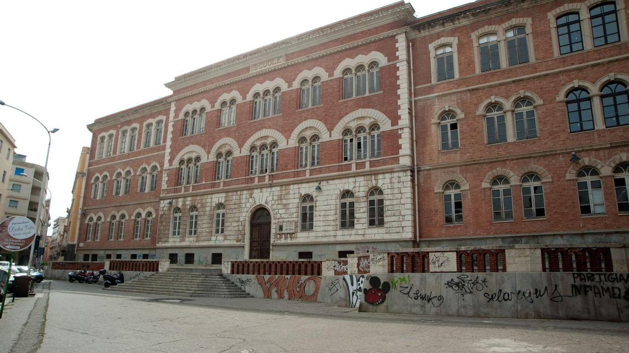 La scuola Riva nella piazza Garibaldi prima dei lavori