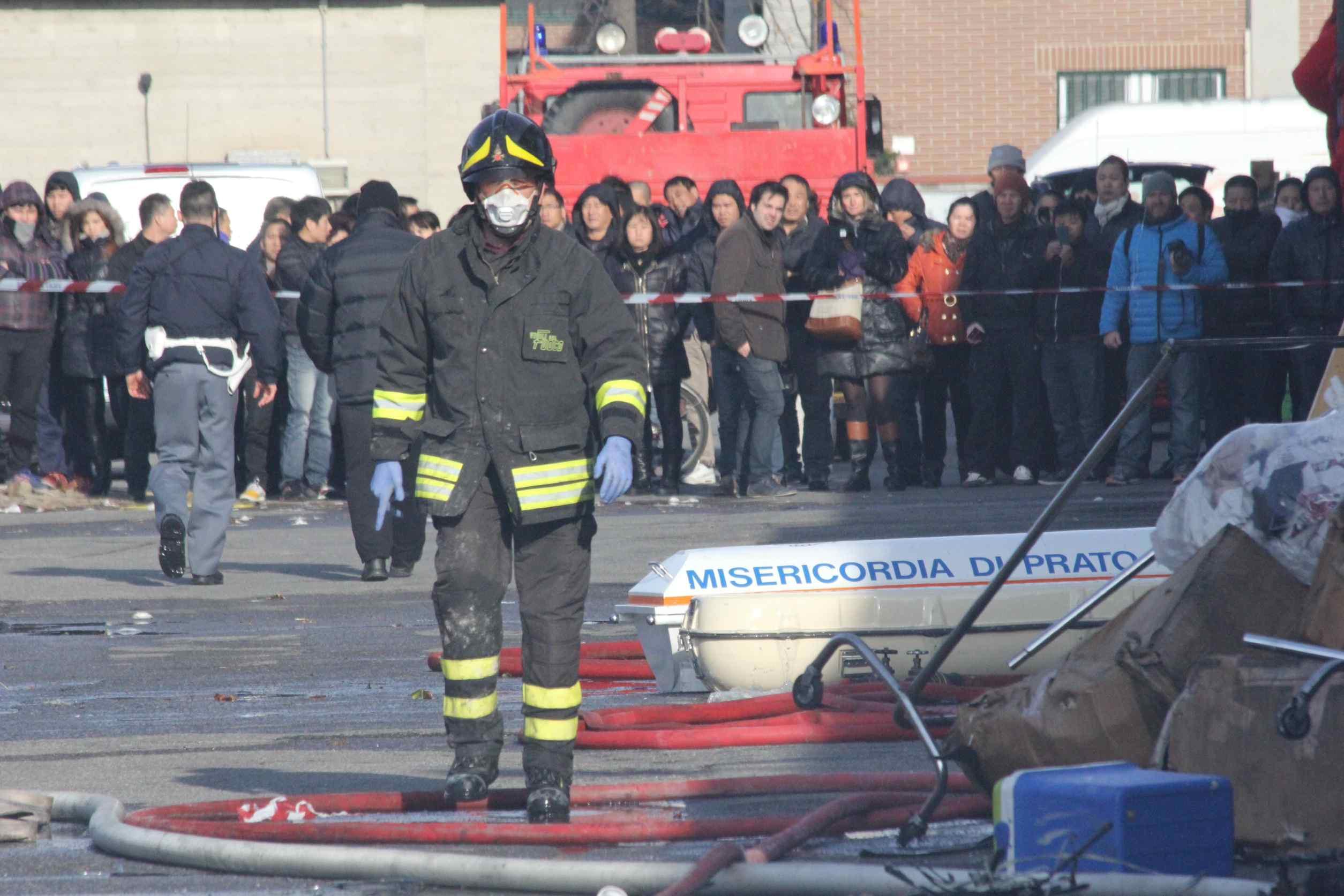 I vigili del fuoco in via Toscana dopo l'incendio alla Teresa Moda (foto Batavia)