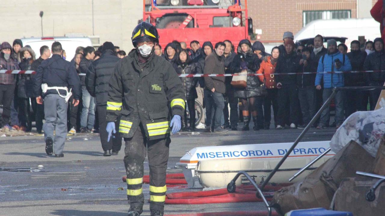 I vigili del fuoco in via Toscana dopo l'incendio alla Teresa Moda (foto Batavia)