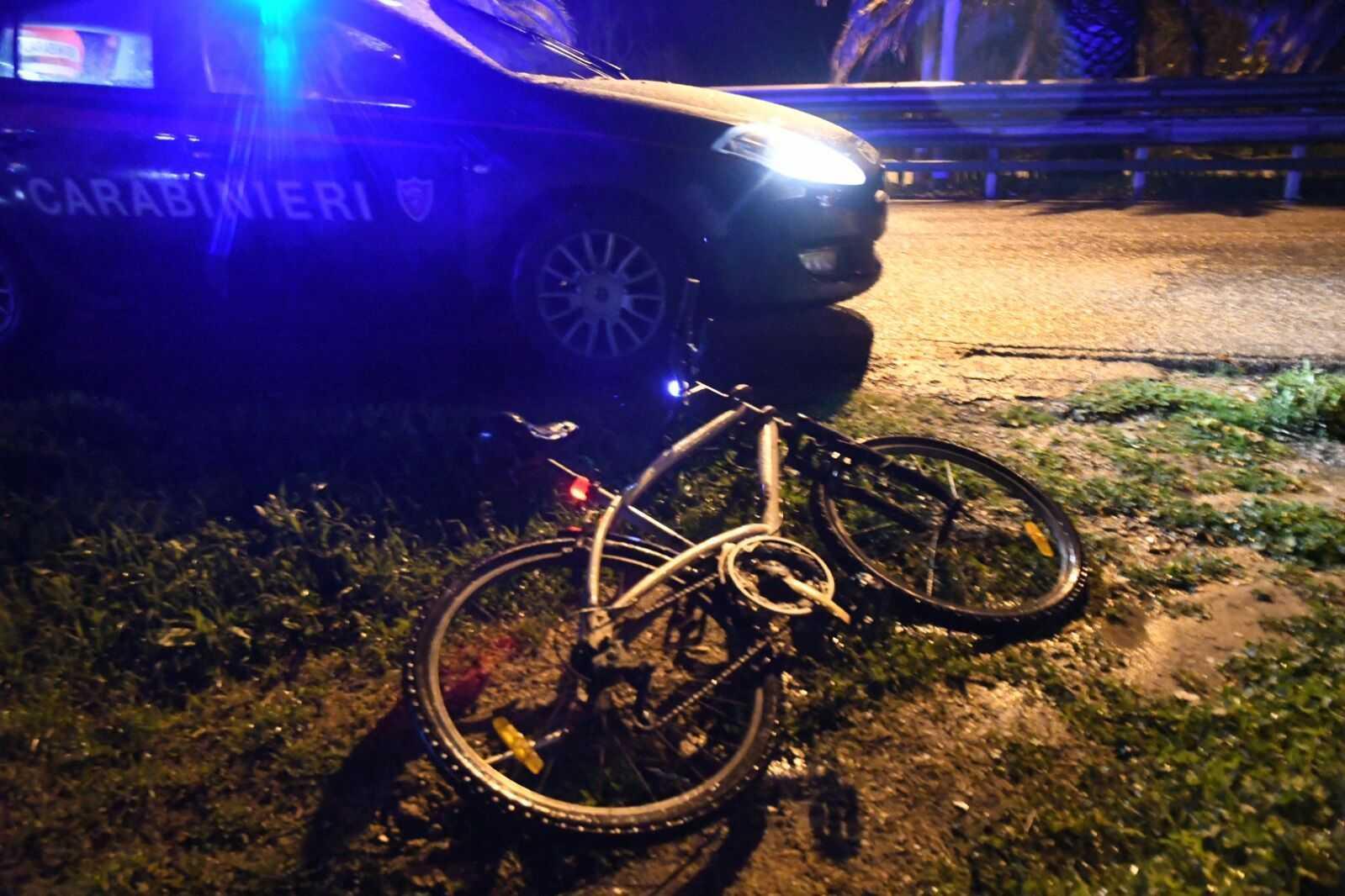 La bicicletta della sulla quale viaggiava la donna ferita