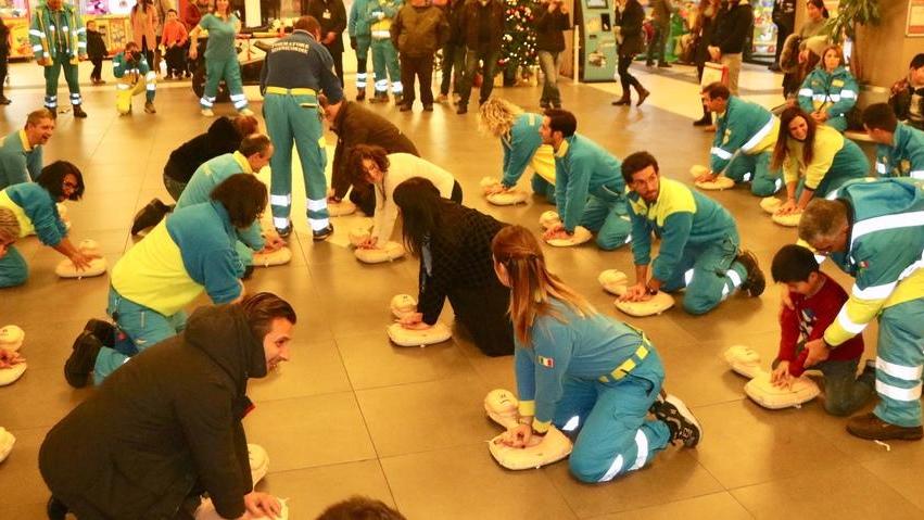 Omnia Center, inaugurato il nuovo defibrillatore