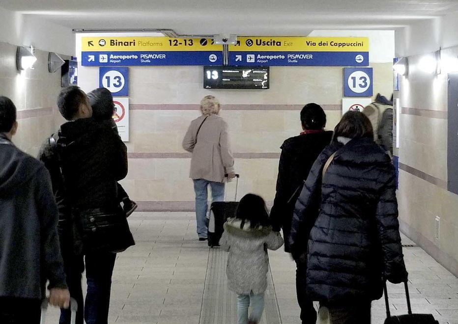 Baby gang alla stazione, contestata anche la rapina