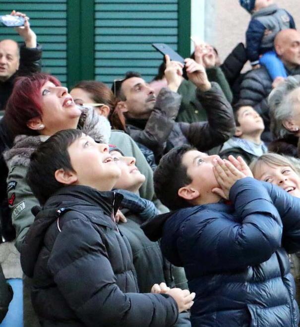 Tutti col naso all’insù per i Babbo Natale