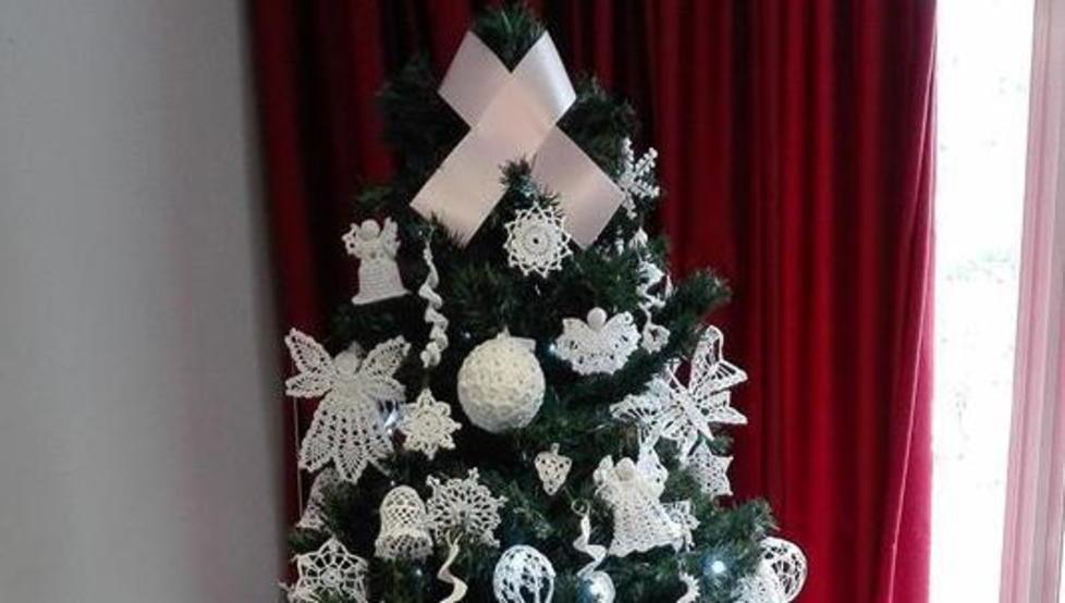 Ricami e uncinetto per l’albero di oncologia 
