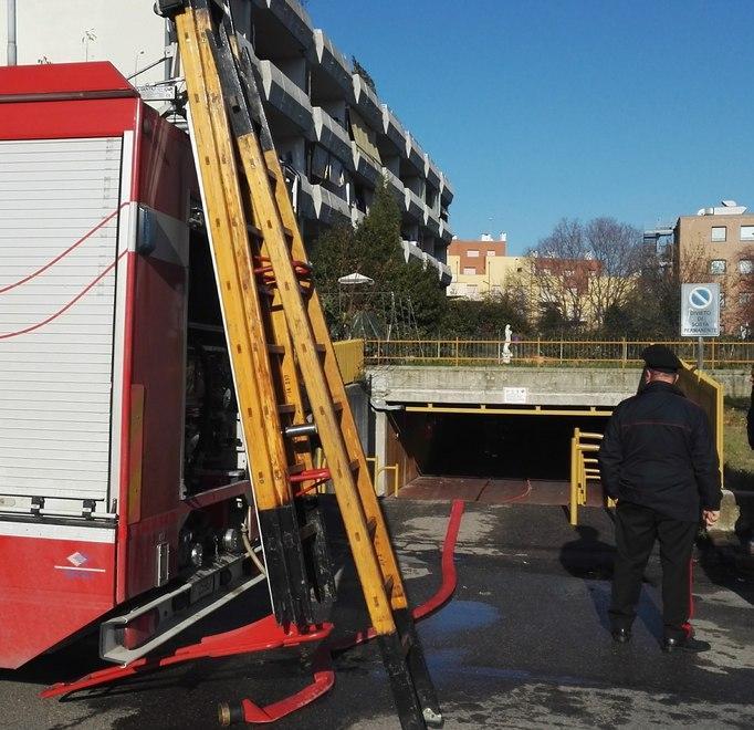 Incendio nel box: distrutte biciclette e arredi da casa
