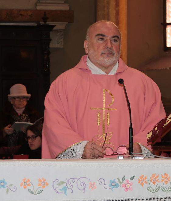 Messa nella chiesa spoglia con i giubbini e gli stivali 