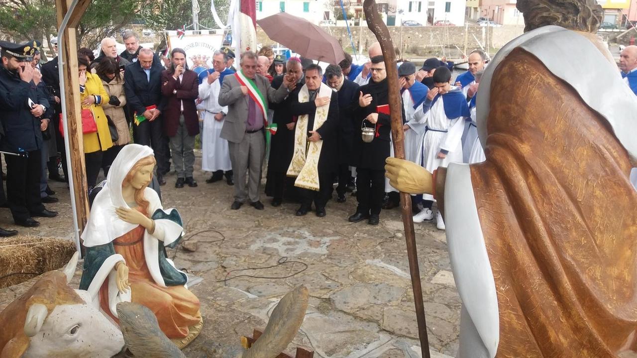 Monsignor Angelo Becciu davanti al Presepe: «Spero in un futuro di pace e serenità» 