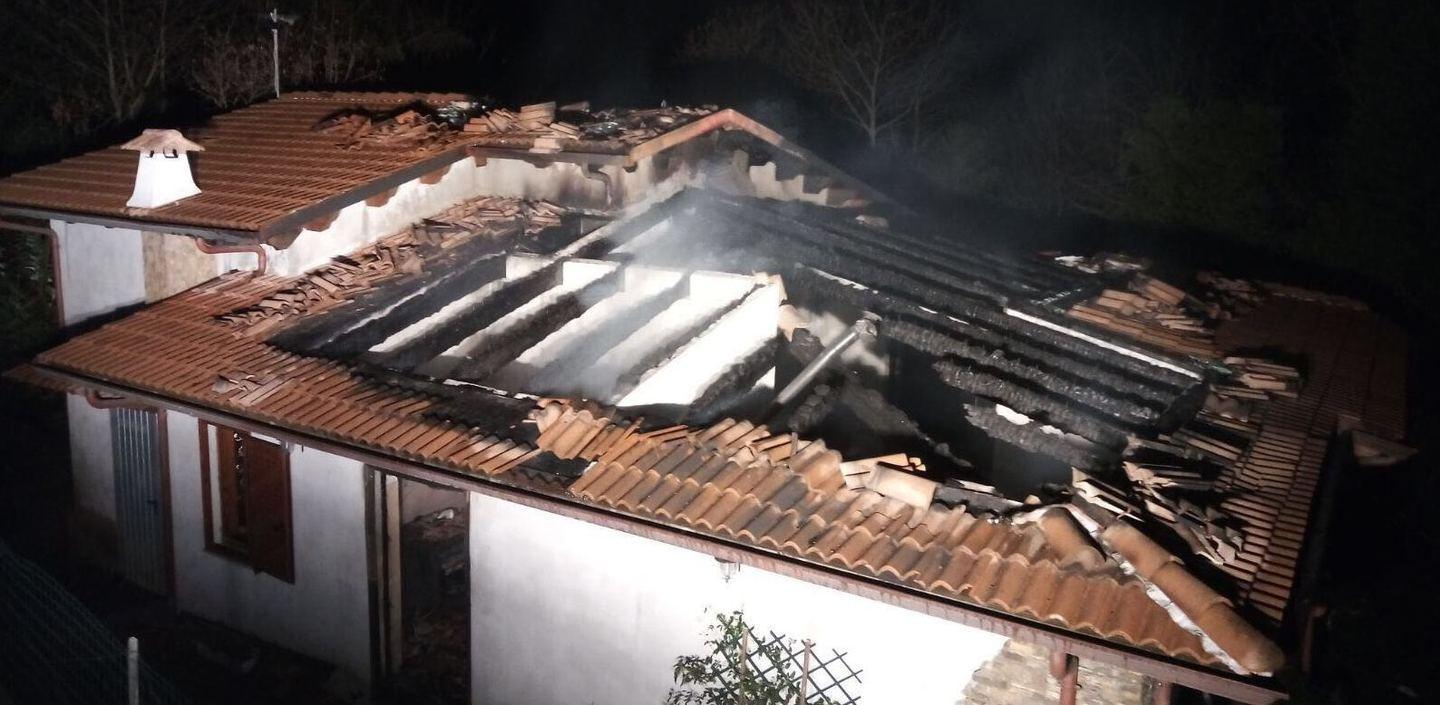 Aritzo, distrutta dal fuoco la casa di un pensionato 