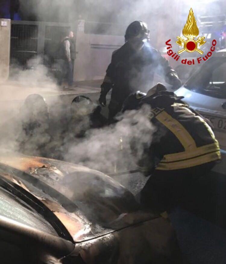 I vigili del fuoco spengono l'incendio della Mercedes