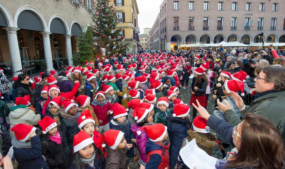 Modena, la sfilata di Natale delle scuole Cittadella 
