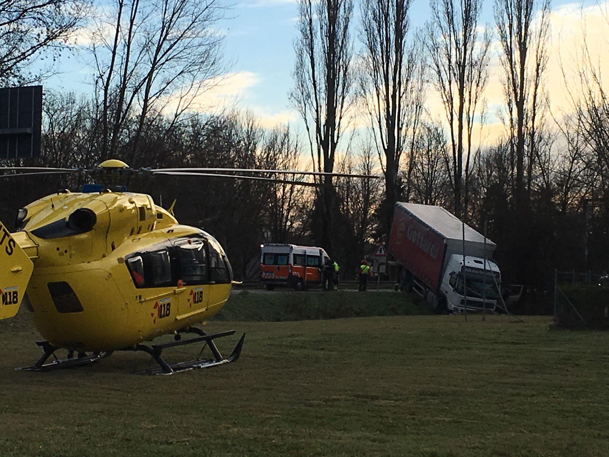 Carpi, si schianta contro un tir: grave un 38enne 