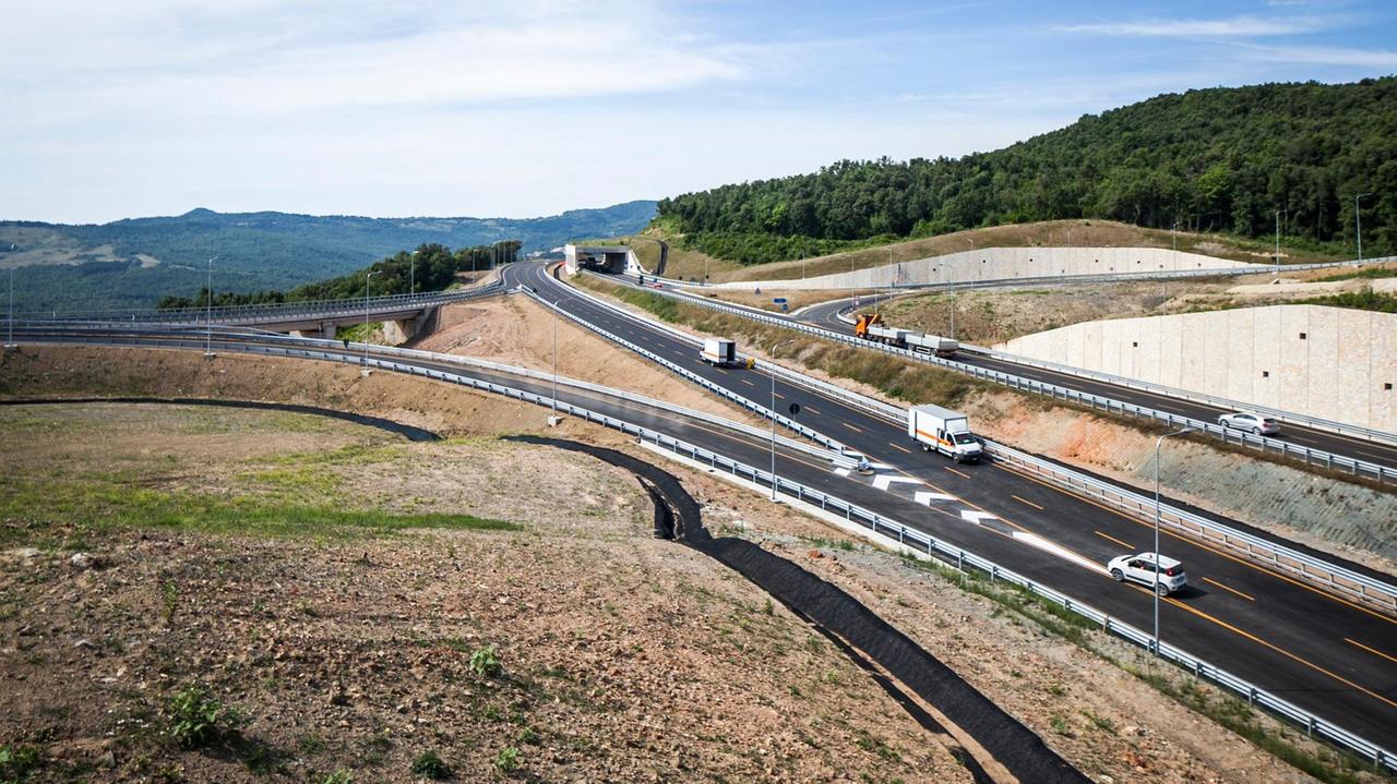 Un tratto della E78 al confine tra le province di Grosseto e Siena