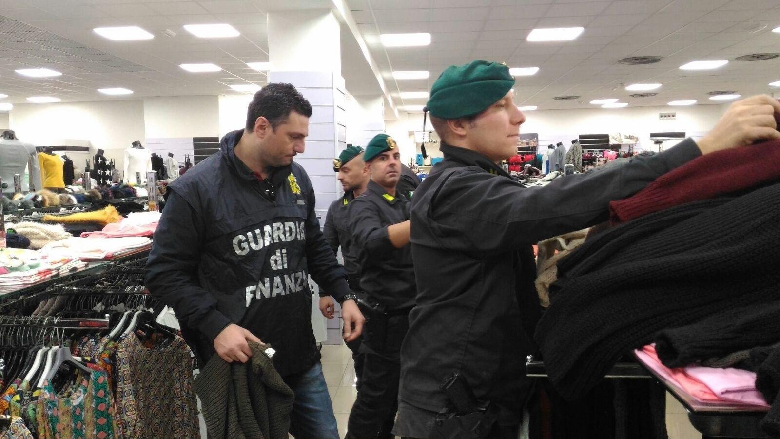 Controllo delle merci in un negozio di abbigliamento (archivio)