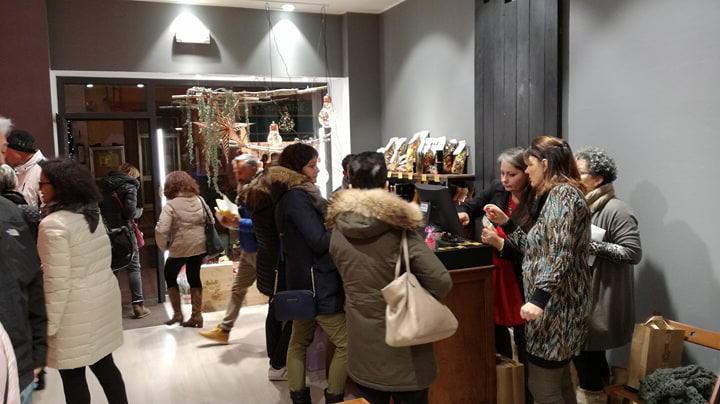 Tanti curiosi e primi clienti nei primi giorni dell’apertura de “Il Pizzico” in corso Italia 105