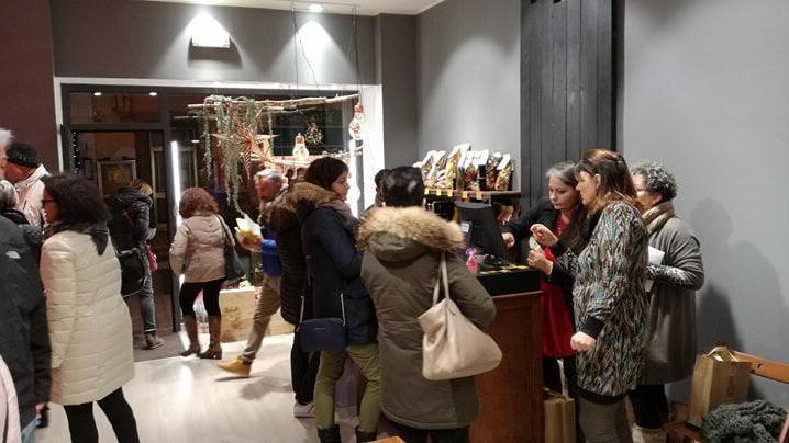 Tanti curiosi e primi clienti nei primi giorni dell’apertura de “Il Pizzico” in corso Italia 105