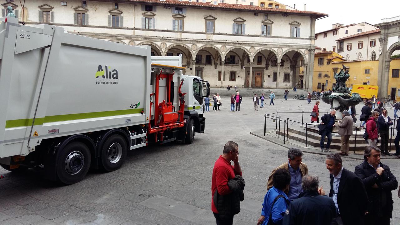 Un camion per la raccolta dei rifiuti di Alia (Foto Gori)
