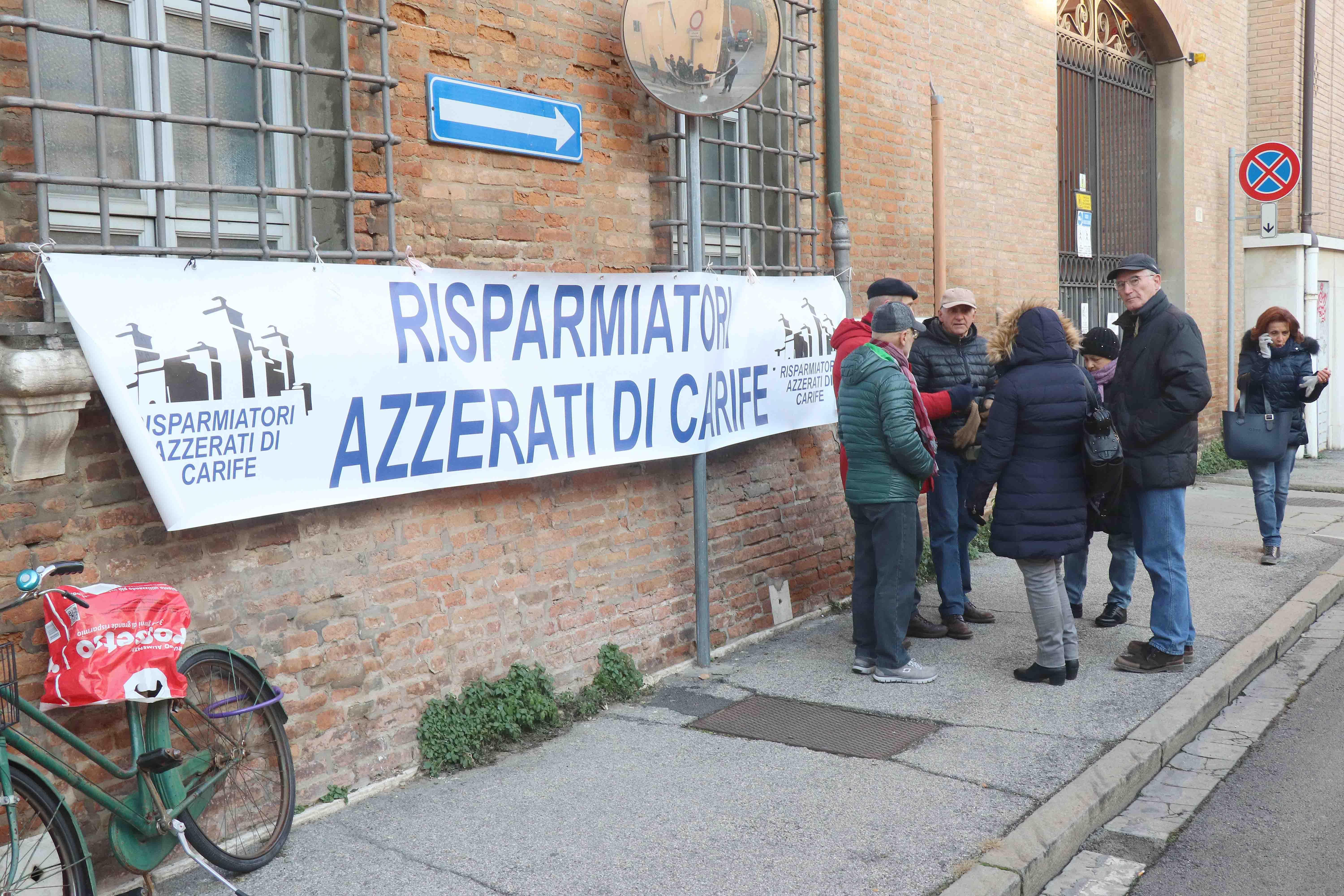 Azionisti Carife azzerati davanti al tribunale 