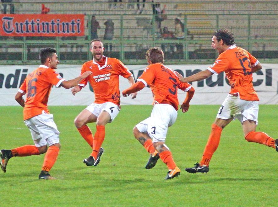 Giulio Mulas (primo a sinistra) esulta con i compagni (Foto Gori)