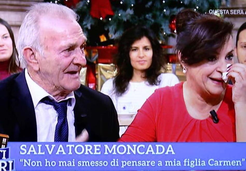 Carmen riabbraccia anche il padre e le due sorelle 