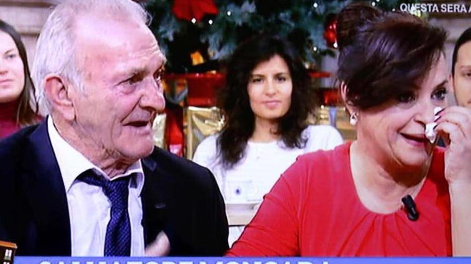Carmen riabbraccia anche il padre e le due sorelle