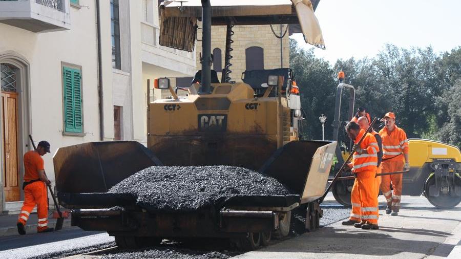 Operai impegnati in lavori di asfaltatura (Foto d’archivio)