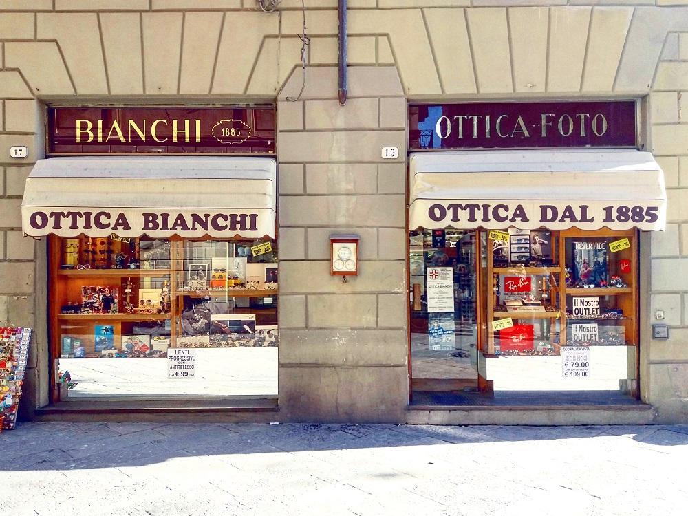 Le vetrine dell'Ottica Bianchi in via Vittorio Veneto