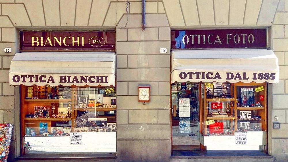 Le vetrine dell'Ottica Bianchi in via Vittorio Veneto