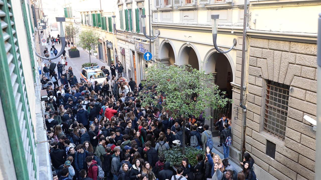 Una manifestazione degli studenti del Fermi davanti al municipio (Foto Agenzia Carlo Sestini)