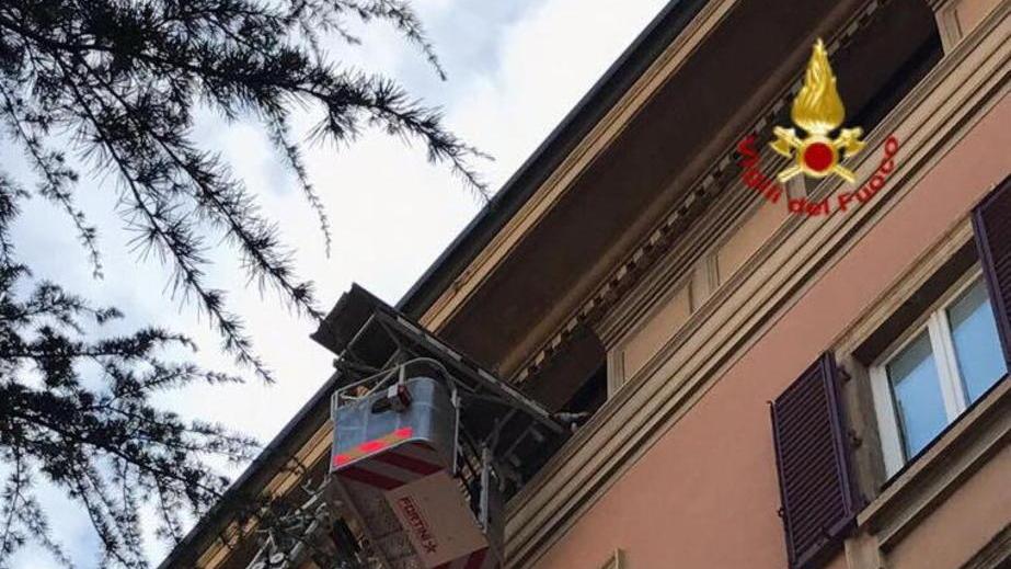 Pompieri salvano anziana con l’autoscala