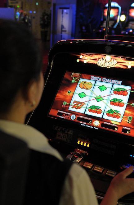 Restrizioni a bar e sale slot contro il gioco d’azzardo 