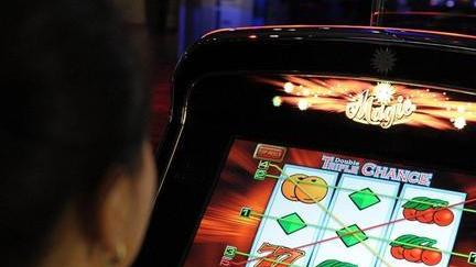 Restrizioni a bar e sale slot contro il gioco d’azzardo