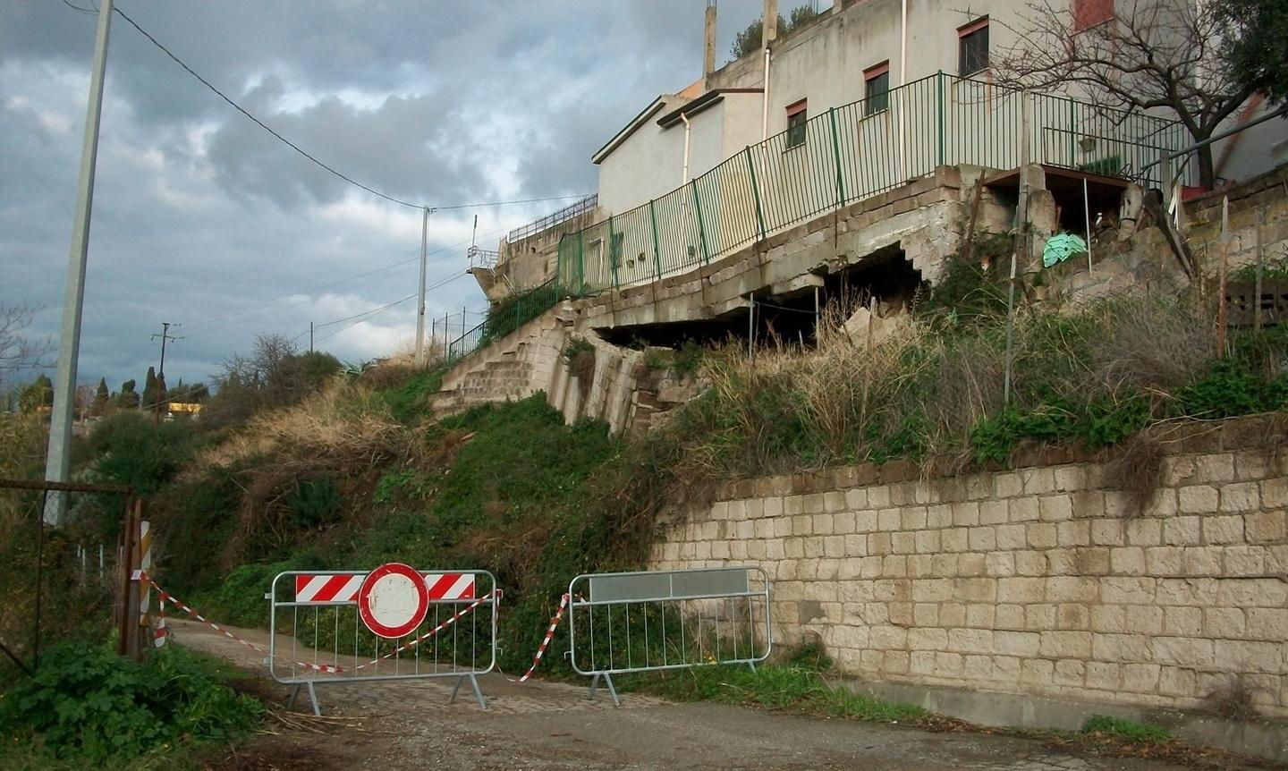 Cade un muro per le forti piogge