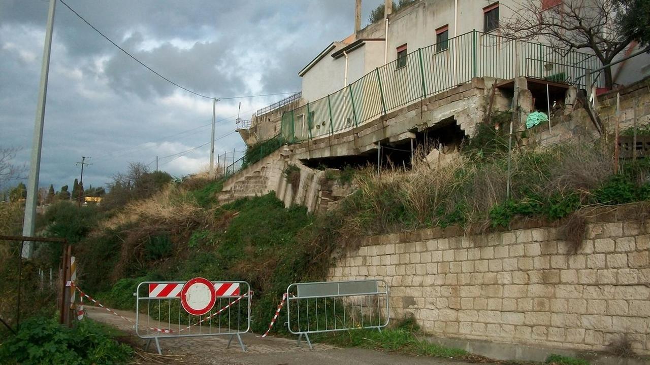 Cade un muro per le forti piogge