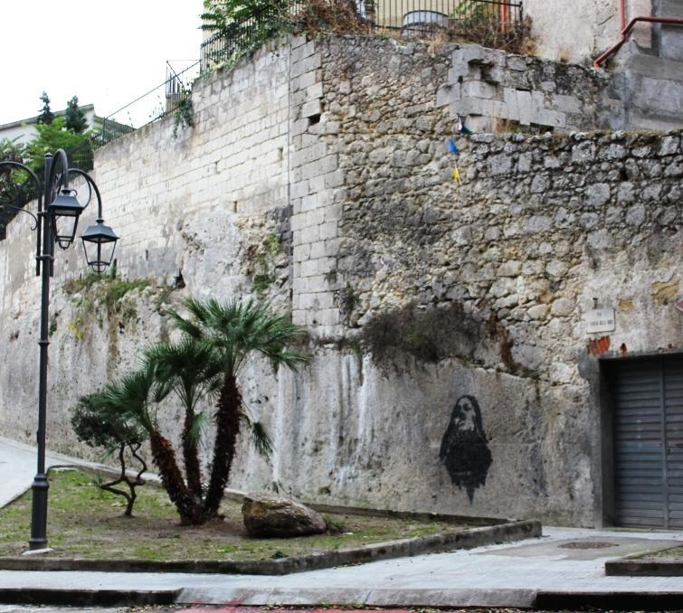 Murales per ridare decoro al muro vecchio e spoglio 