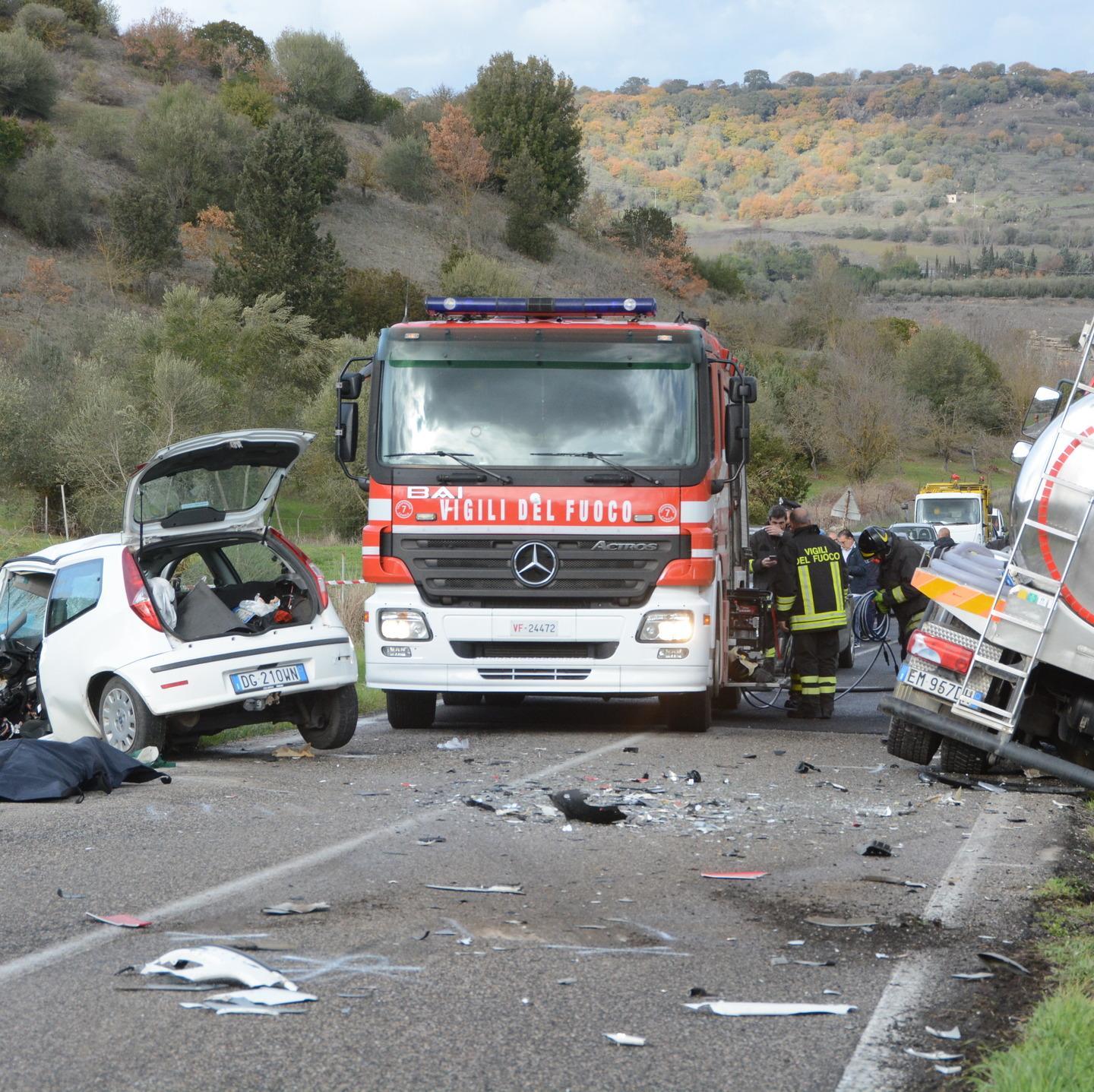 Auto contro cisterna, muore 73enne 