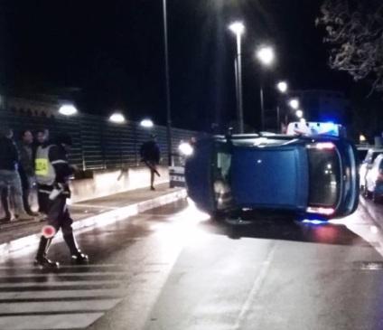Via D’Annunzio, guida ubriaco e cappotta davanti alla caserma 