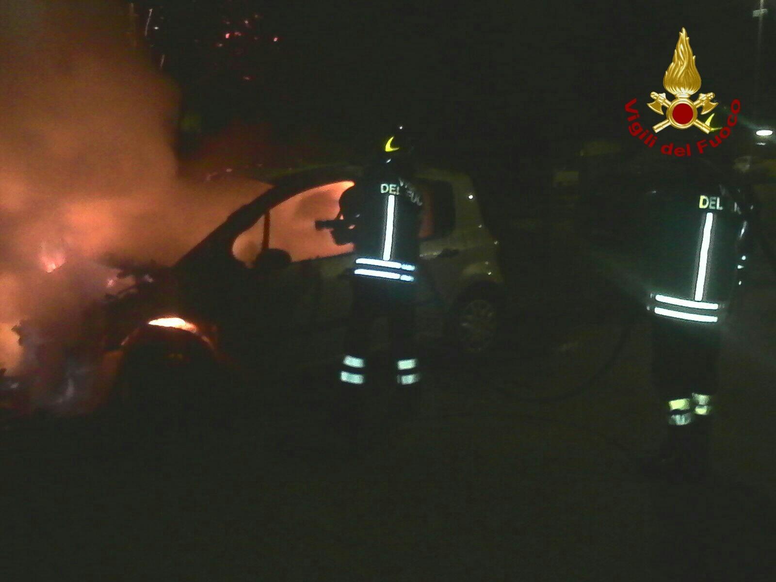 Cagliari, due auto in fiamme a Sant'Elia