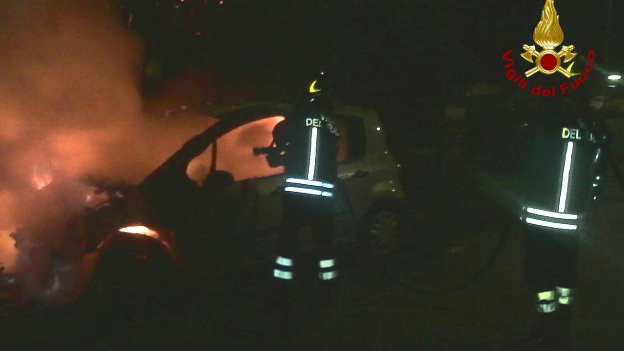 Cagliari, due auto in fiamme a Sant'Elia