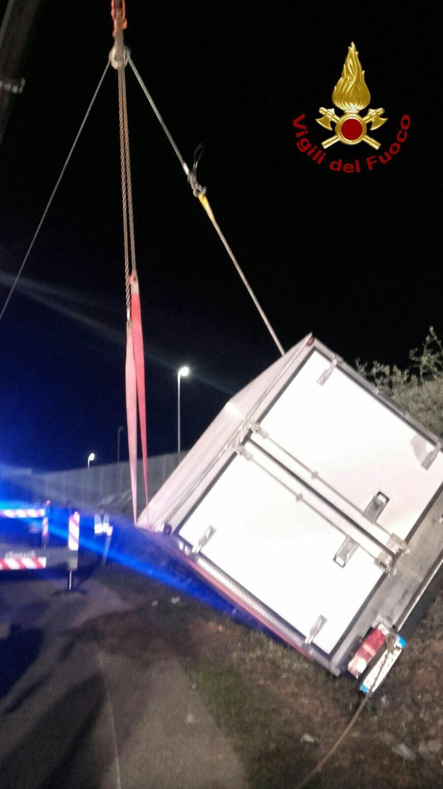 L'incidente avvenuto nella notte (foto Mario Rosas)