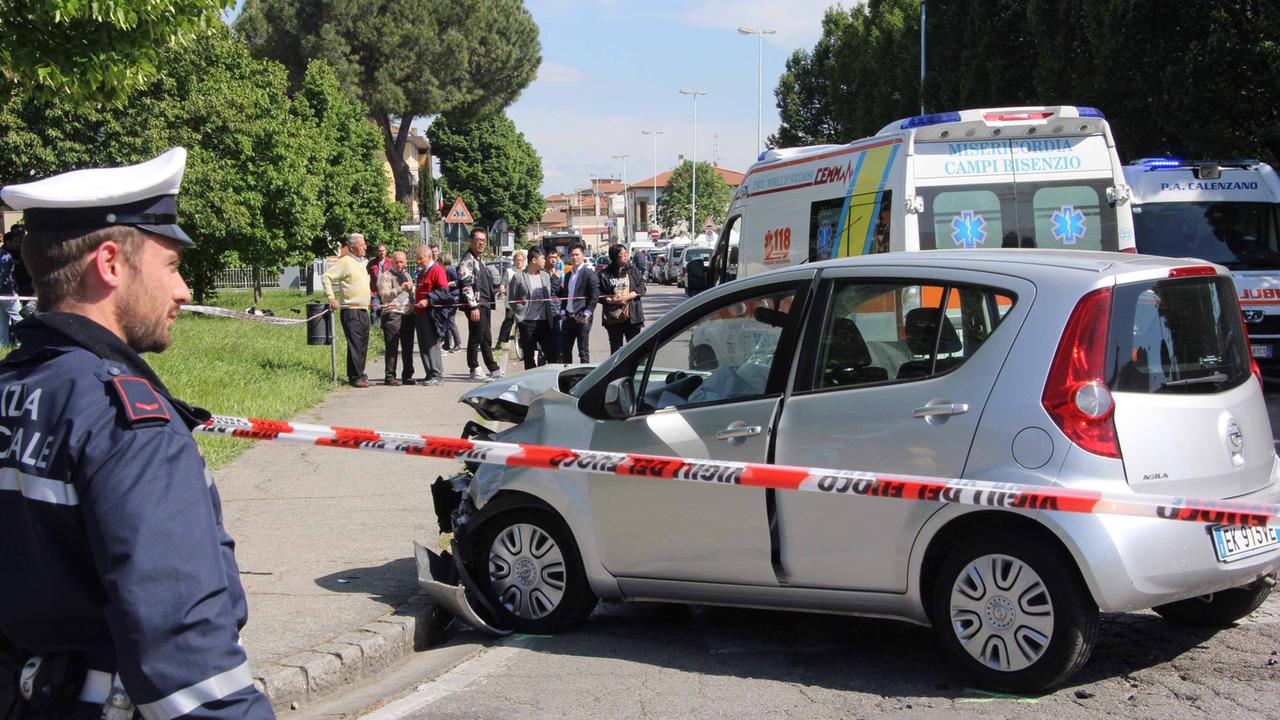 I rilievi della polizia municipale sull'incidente mortale in via Picasso