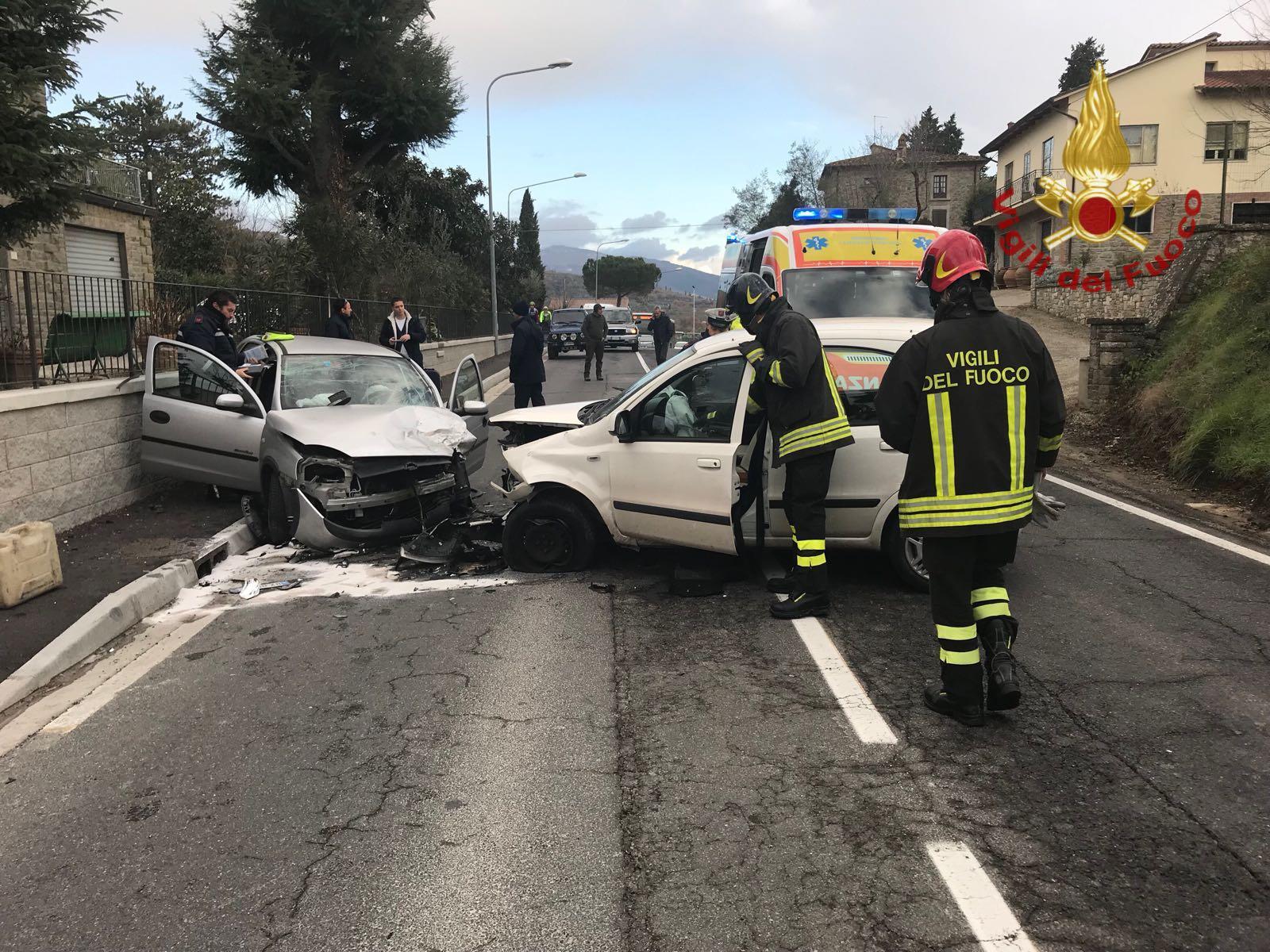 Scontro frontale tra due auto: grave mamma e figlia