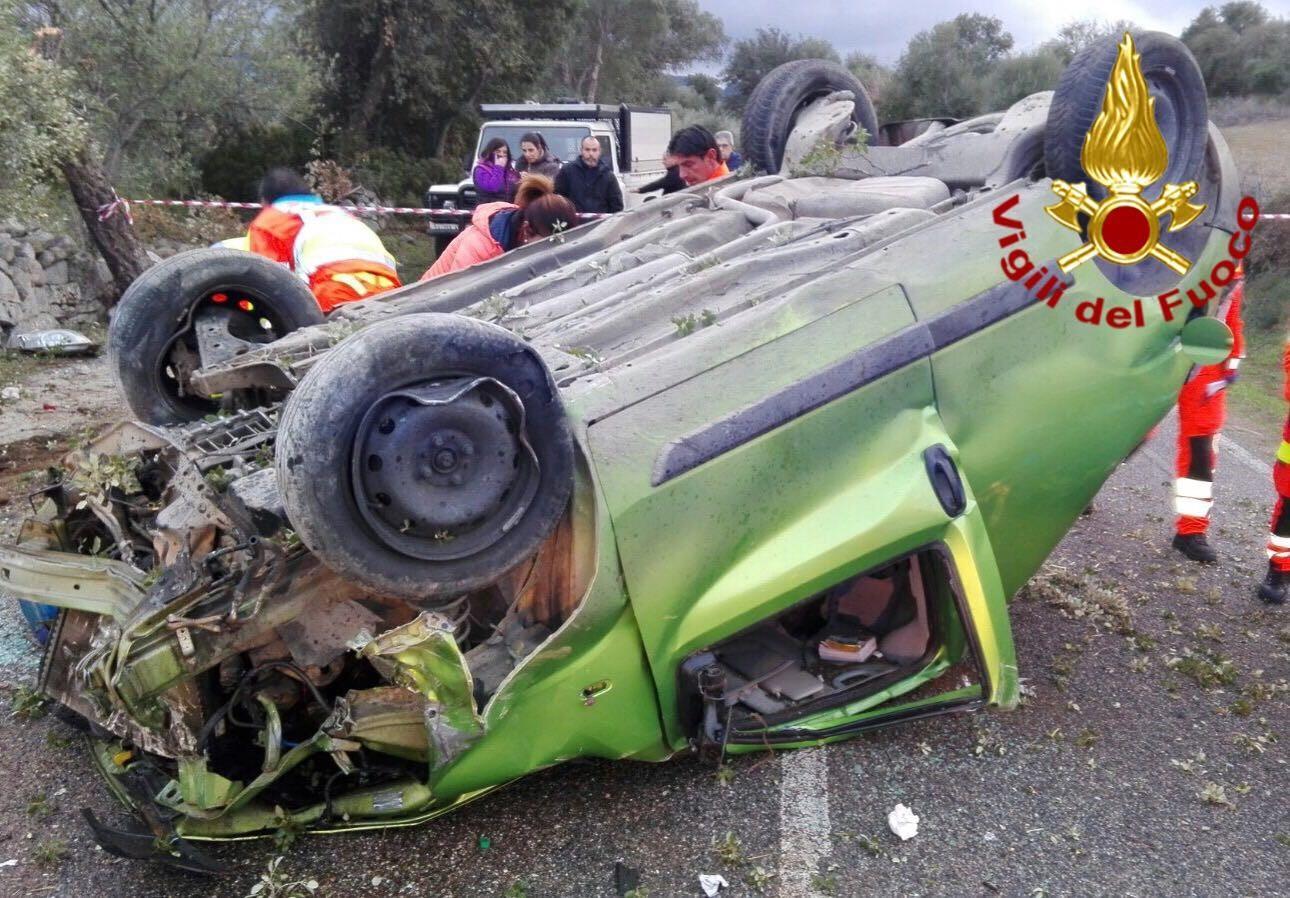 Auto si ribalta sulla Nuoro-Orgosolo: feriti due fratelli di 24 e 17 anni 