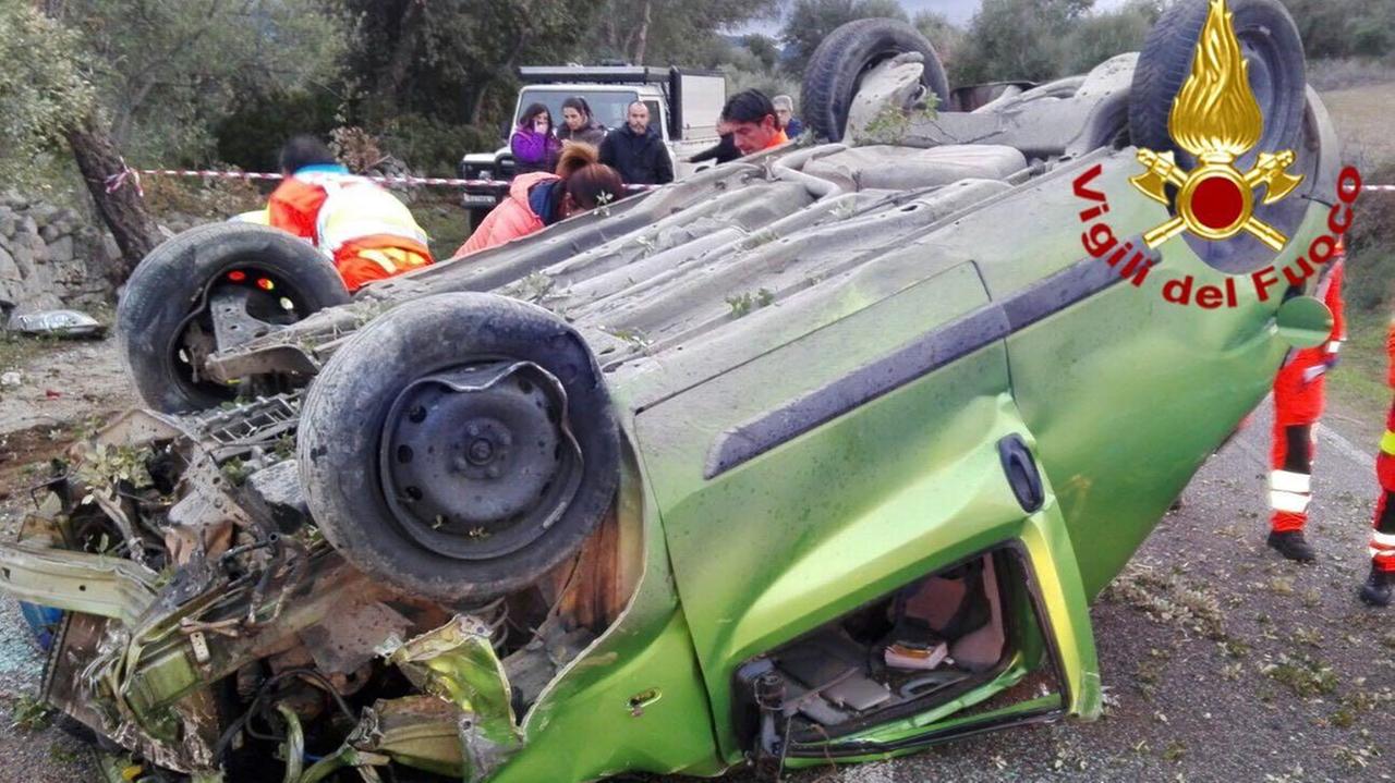 Auto si ribalta sulla Nuoro-Orgosolo: feriti due fratelli di 24 e 17 anni