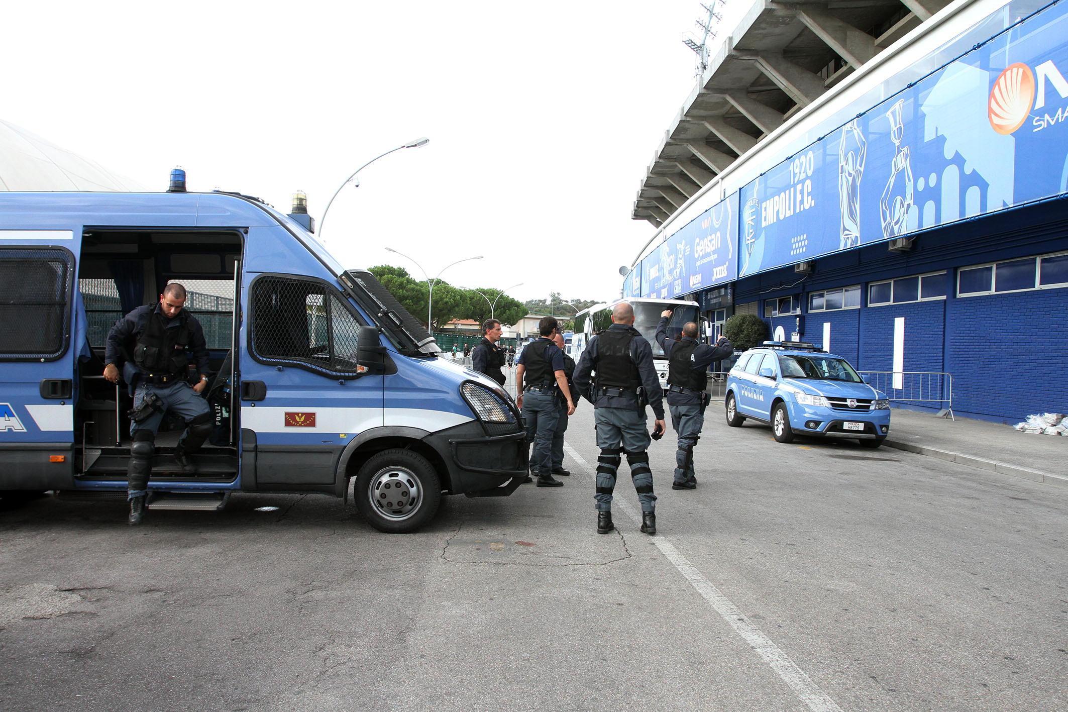 Le forze dell'ordine davanti allo stadio Castellani 