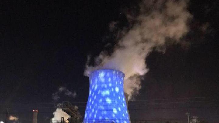 La torre di raffredamento illuminata